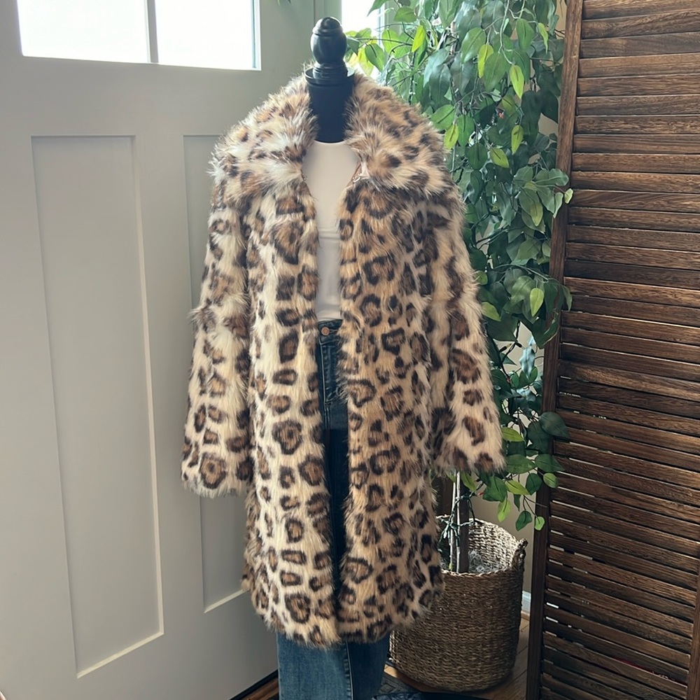 Faux Fur Leopard coat that is simply AWESOME!Unapologetically ❤️ Leopard!
